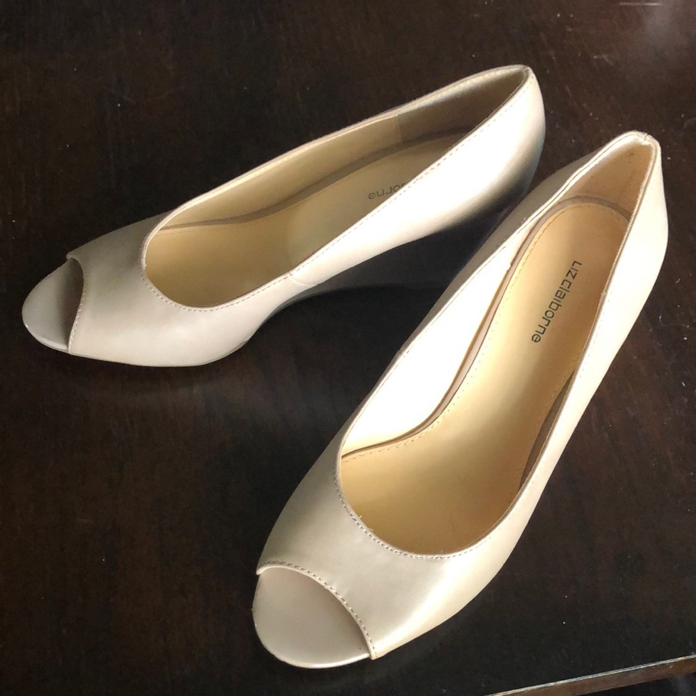 Peep toe wedge